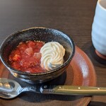 日本料理 旬彩 - 苺羊羹クリーム添え
