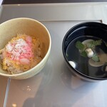 日本料理 旬彩 - 彩御飯（蟹　金糸卵　桜でんぶ　花弁百合根）、吸物　蛤　若芽　手毬麩　三つ葉
