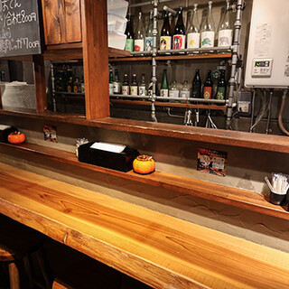 半地下に広がる隠れ家空間。ひとり時間に心地いいカウンター席