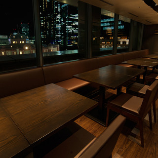 Table seats on the 6th floor of the Maru Building with a panoramic view of Tokyo Station. Private rooms are also available.