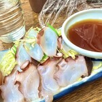 森田食堂 - ケースから勝手に取っていただく角打ちスタイルのおかずも。