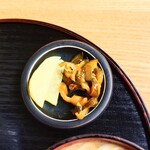 やぶ善 - 箸休めの"お漬物"は、嬉しい二種盛り。