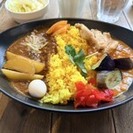 カリガリ - アキバ盛りカレー1  コールスローセット　1430円　右:カリガリカレー　左:インドカレー