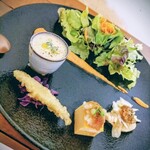 食堂てのひら - 4種の前菜とサラダ