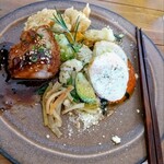 食堂てのひら - お肉ランチ（左側が山県ボーノポークのやわらかトンカツ、右側が清流美鶏のバロンティーヌ）