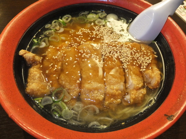 かつラーメンの パーコー麺 や 餃子 などをいただいて あじさいラーメン共和国店は 函館が本店の塩ラーメンのお店 By 食べ過ぎ太り過ぎ あじさい 札幌エスタ店 札幌 ｊｒ ラーメン 食べログ