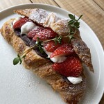 Pané - ストロベリー餡子クロワッサン　¥700