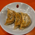 チャランポラン - まずは餃子が来ました。
      うーん、普通だけど、平日ランチサービスで3個120円なので文句はないw