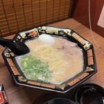 一蘭 - 料理写真:息子注文のとんこつラーメン　味玉　八角どんぶりに感激