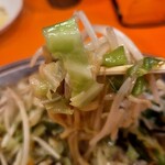 チャランポラン - とりあえず頂きます。
      絶品やね。
      基本は炊いてる皿うどんです。
      でも麺にもしっかり焼き目が付いている。炊いてるので旨味が詰まったチャンポンのスープがお野菜と麺に染みこんでいて美味い。