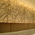 ラール・エ・ラ・マニエール - 美しい曲線を描く、壁いっぱいの大きなオブジェ。