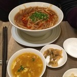 倶楽湾 - ランチ：酸辣湯面+点心セット