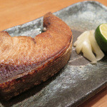 さく間 - 「鳥取鰤　塩焼」：力強い旨みをギュッと凝縮！照り焼きにすると
                                
                                “たれの、香ばしさ”で薄らいでしまう
                                
                                鰤そのものの脂の甘みが輝いています！
                                塩加減が良いので、
                                鰤そのものの脂の甘みが輝いています！
                                