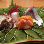 さく間 - 「九州鮪赤身」：血合いに近く、濃厚！
                                「五島地蛸」：
                                澄んだ旨みと香り。
                                「三陸赤貝」：潮の香りと穏やかな甘み。
                                「豊浜鯛の昆布〆」：昆布の旨みをまとって芳醇♪
                                「対馬〆鯖刺し」：脂のりの良さは格別！