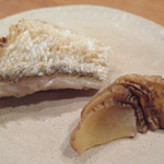 さく間 - 「玄海　白ぐじ焼」：白ぐじは、白甘鯛とも
                                呼ばれ、甘鯛の中でも、一番希少。いぶりがっこは、瑞々しく、
                                心地良いスモーク香が香が駆け抜ける！
                                
                                上質なもの