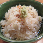 さく間 - 「鯛めし」の最後は、本山葵を加えて「お茶漬け」に♪
      
      
      鯛の甘い香りと上品な旨みが…
      
      おコゲの香ばしさ、
      
      本山葵のつんとした香りと共に
      
      押し寄せる！  そして、喉元を駆け抜ける♪