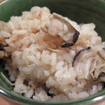 さく間 - 「牡蠣炊き込みご飯」：牡蠣の艶かしい旨みと、清々しい磯の香り
      
      ごはんの甘い香りとやわらかな醤油の香りを押し上げる
      生姜の金色に輝く香り。。。
      