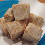 さく間 - 「海老いも唐揚げ」
      
      海老いもの甘さを
      香ばしい衣とお出汁の香りが
      優しく縁取っていて…サクッと、ほっくり♪　
      