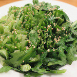 さく間 - 「京春菊サラダ」
      
      フワッと、サクッと、嫋やかな食感！
      ごま油を基調とした熱々のドレッシングをサッとまとわせ…
      灰汁が無い蒼い香りとミネラル感の有る甘みが
      フワッと拡がり…春風のような清々しさ♪
      