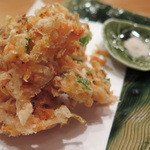 さく間 - 「桜海老から揚げ」
      
      非常に軽やかに衣をまとった桜海老は
      サッとほぐれて…
      馥郁たる香りと、香ばしさを凌駕する、柔らかな甘み♪
      