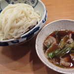 さく間 - 「豚つけ汁うどん」
      汁は、老舗の蕎麦屋のような醤油のコクと香り。豚肉の華やかな香りと旨み、
      青ネギのコクと香りが加わっているので…
      ちょっと“鴨そば”のつゆに通じるような
      雄雄しさ！
      
