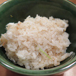 さく間 - 丁寧にその身をほぐされて供された鯛めしは、
      
      香ばしく焼きを入れた鯛の気品のある香りが
      
      ご飯の甘い香りと共にフワッと拡がり。
      
      
      日本人の根っこに有る、ご飯に対する愛を
      
      優しく揺さぶる！