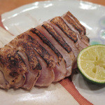 さく間 - 「地鶏塩焼き」
      
      皮目に強く焼きを入れて
      肉はほんのりとレアな甘さを残した焼き加減が
      鶏の二つの表情を上手く引き出しています！
      