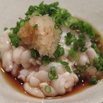 さく間 - 「白子ぽん酢」：トゥルッと、トロロ〜ン♪
      海のミネラル感を僅かにまとった艶かしいミルクが口中を覆い。
      みずみずしい柑橘の香りと甘みが活きた
      ポン酢が白子の豊潤な余韻をサッと引き締めます！
      