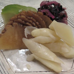 さく間 - 「お新香」  
      
      私が伺った時は、新生姜、いぶりがっこ、浅漬ザーサイ。
      特に気に入ったのは、浅漬ザーサイの
      瑞々しい食感！　香辛料のやわらかな香り。。。
      