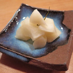 さく間 - 「香の物」は、
      
      千枚漬けをサラッとさせたような
      
      しなやかな発酵風味！
      
      
      後を引くなあ。。。