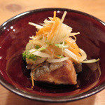 さく間 - 「鮭の南蛮漬け」：
      フワッと揚げて、鮭の濃厚な旨みを更に引き締めながら…
      
      心地良い酸っぱさの南蛮酢の余韻が鮮やか。