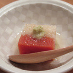 さく間 - お通しは、「山芋と京人参の豆腐」：京人参の柔らかな甘み、山芋の香りが鮮やかですね。。。
      
      まろやかで香り高い合わせだしが、
      
      この豆腐を更に輝かせています。。。