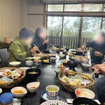 しらきや - 会話も盛り上がるテーブル