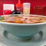 なぎちゃんラーメン - スープがドンブリの面一まで入ってます！