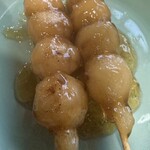 菓匠 二宮 - 購入時は袋にたっぷりのタレとだんごを入れてくれます