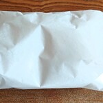 丸重商店 - 揚げ物は丁寧に包んで下さいます