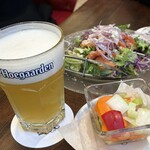 Belgian Pub Antwerp Six - ビールにサラダとピクルス