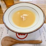 酒楽亭 空庵 - まず配膳されたのは立春のスープ
      紅はるかとマンゴーの甘みがやさしく広がり、いきなりコース感全開でニヤリ