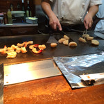 Imazato Teppanyaki - 目の前で焼いてくれます。煙や油が飛び散ります。注意！
