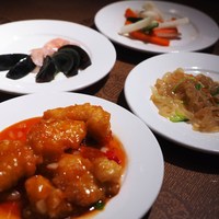 大珍樓 - クラゲの冷菜、ピータン、野菜の甘酢漬け、海老チリ
