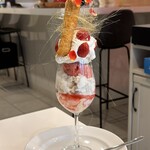 アトリエコータ 神楽坂店 - いちごと桜のパフェ　2,500円