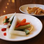 横浜大飯店 - 野菜の甘酢漬け、大根の醤油漬け