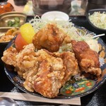 名物屋 - 唐揚げひとつが結構大きい。レモンやマヨネーズも付いていてGOOD