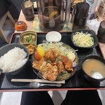 名物屋 - 唐揚げ定食。味噌汁、サラダ、ご飯、香の物、そして何故か杏仁豆腐付きです