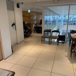 トライアングルカフェ - 店内・真ん中付近