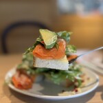 トライアングルカフェ - サーモンとアボカドのオープンサンド・トーストカットされています。