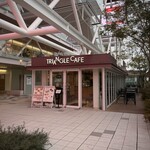 トライアングルカフェ - 外観・高島屋2階テラスに建っています。