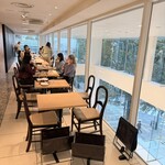 トライアングルカフェ - 店内・奥側。写っていませんが手前テーブルの左にパティシエ作業場の小窓があります。