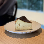 トライアングルカフェ - ■蜂蜜のバスクチーズケーキ ￥946