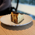 トライアングルカフェ - ■蜂蜜のバスクチーズケーキ(背面) ￥946